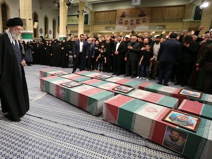 The supreme leader of Iran, Ayatollah Ali Khamenei, before the coffins of the seven members of the Revolutionary Guard killed in an Israeli bombing in Damascus.