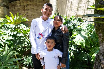 Wenyer Cardoso, su hermano y Paulina Cardoso, su madre, excombatiente de la extinta guerrilla de las FARC.