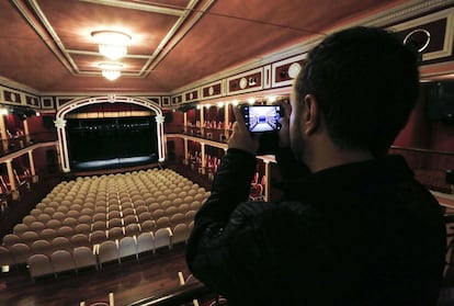 El Teatro Salón Cervantes fue construido a finales del siglo pasado en la esquina formada por las calles de Santiago y de la Tahona (hoy calle de Cervantes), sobre un solar segregado del antiguo Convento de Capuchinos.