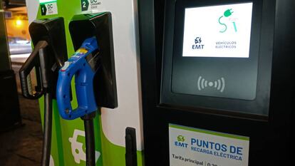 Nuevo punto de recarga eléctrica rápida en un aparcamiento de la EMT.