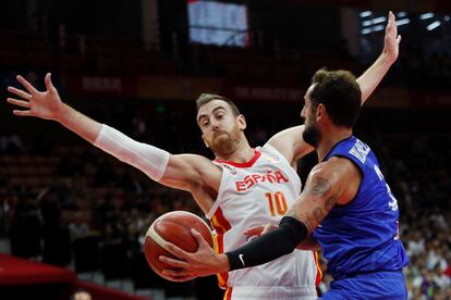 El jugador de Italia Marco Belinelli (a la derecha), durante una jugada frente a Víctor Claver.