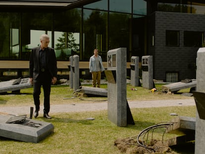 Vincent Cassel y Guy Pearce en el cementerio tecnológico profanado de 'The Shrouds', de David Cronenberg.