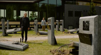 Vincent Cassel y Guy Pearce en el cementerio tecnológico profanado de 'The Shrouds', de David Cronenberg.