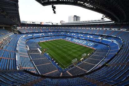 Vista panorámica del estadio Santiago Bernabéu, antes de que comience el partido.