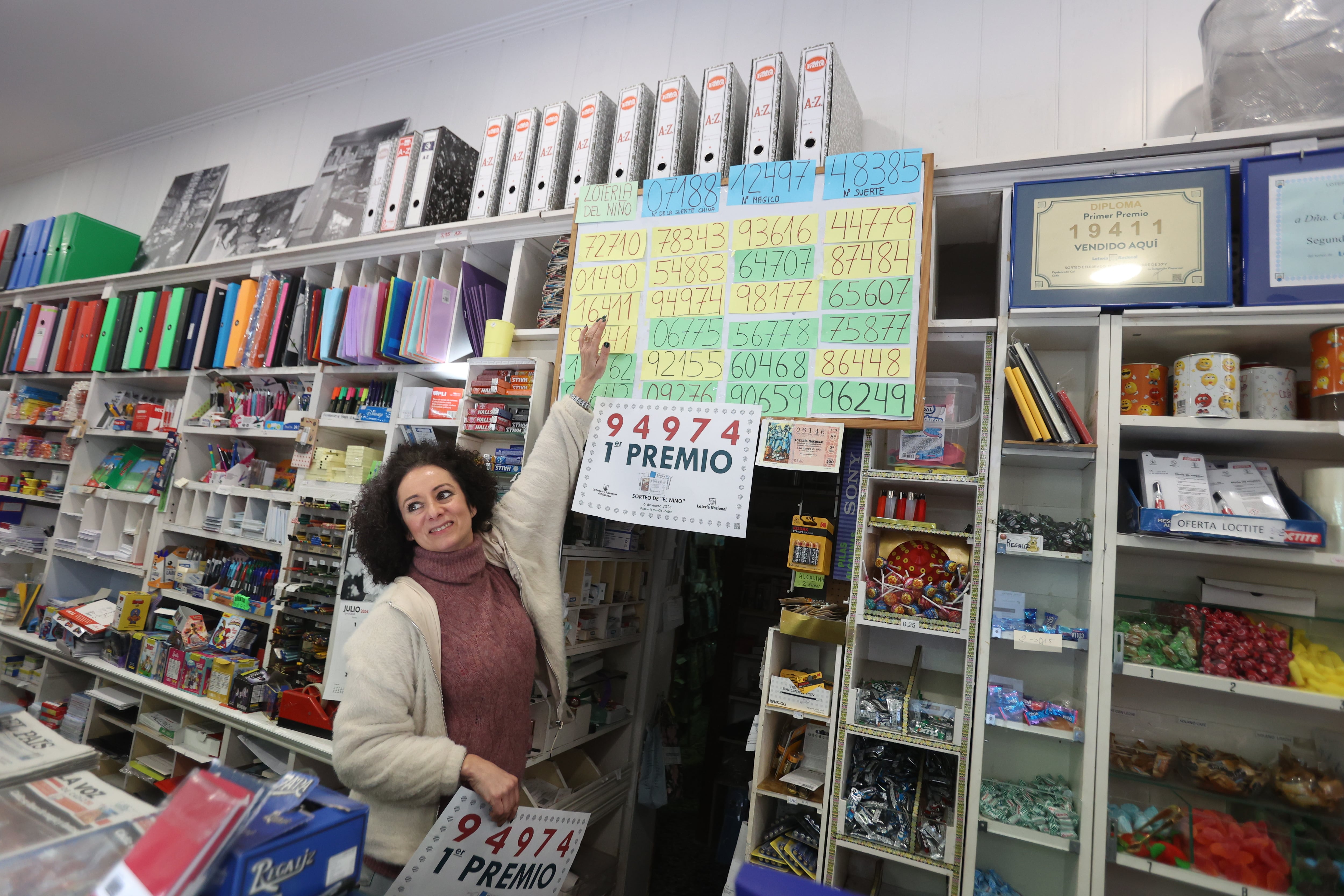 Papelería donde ha tocado el primer premio de la Lotería del Niño, este sábado en Cádiz.