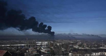 Columna de humo en el aeropuerto militar en Chuguyev cerca de Kharkiv (Ucrania). Rusia ha atacado esta madrugada a Ucrania. El presidente ruso, Vladímir Putin, ha anunciado de madrugada una operación militar especial en la región separatista del Donbás, en el este de Ucrania. “El objetivo de la operación es proteger a las personas”, ha justificado el mandatario en un mensaje a la nación.