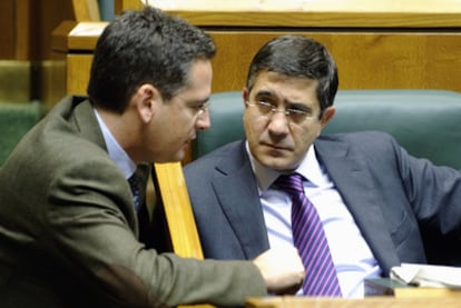 Patxi López, a la derecha, y Antonio Basagoiti charlan en el Parlamento vasco.