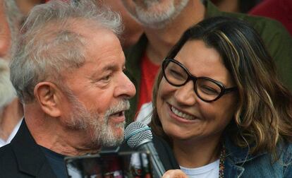 El expresidente Lula da Silva junto a su prometida Rosangela da Silva.