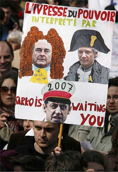 Un manifestante porta un cartel con las caras de Chirac, Villepin y Sarkozy ayer en París.