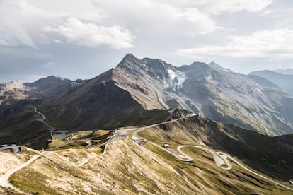 Observada en panorámica, la carretera alpina de Grossglockner se asemeja a un circuito especialmente enrevesado de Scalextric montado sobre una alfombra de color verde. La vía asfaltada más famosa de Austria tiene un peaje de 35 euros por vehículo y solo está abierta de mayo a octubre. Discurre durante 48 kilómetros en la región del parque nacional Hohe Tauern, superando un desnivel de 1.500 metros. Desde prados y bosques hasta la nieve perenne del glaciar de la montaña más alta del país, el Grossglockner, de 3.798 metros. Llega al centro de visitantes de la montaña Kaiser-Franz-Josef Höhe, a 2.369 metros.