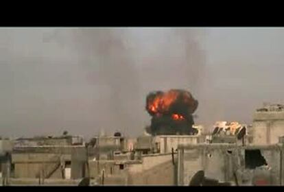 Una imagen de un vídeo colgado en YouTube muestra una explosión en el centro de Homs.