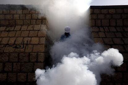 Un trabajador sanitario desinfecta un vecindario después de que se hayan registrado nuevos casos de cólera, este jueves, en Saná (Yemen). 