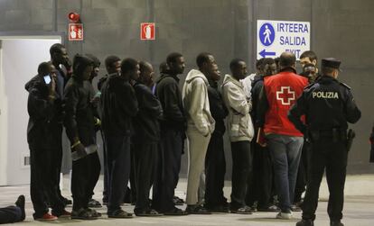Un grupo de subsaharianos es atendido por Cruz Roja y la Ertzaintza en la estación de autobuses de San Sebastián.