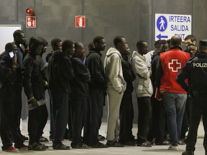 Un grupo de subsaharianos es atendido por Cruz Roja y la Ertzaintza en la estación de autobuses de San Sebastián.