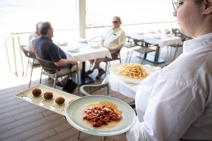 Por las mesas de Oasis es común ver pasar a chefs con estrella Michelin como Paco Morales o Diego Gallegos, y a otros muchos cocineros. 