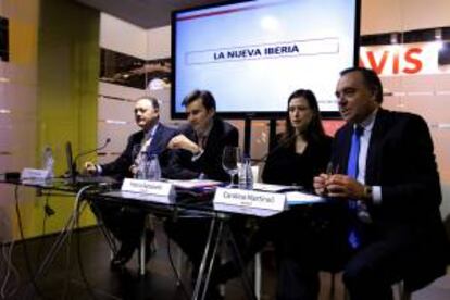 El director general comercial de Iberia, Marco Sansavini (2i), junto a los miembros de la compañía, Victor Moneo (i) y Carolina Martinoli, entre otros, durante la presentación de "la nueva Iberia", hoy en la Feria Internacional de Turismo (FITUR), en Madrid.