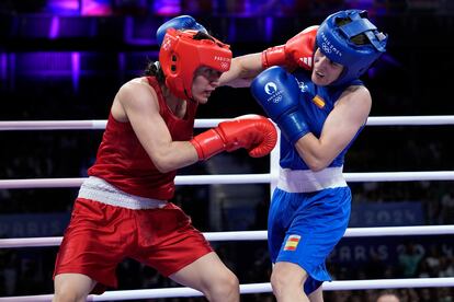 La mexicana Fátima Herrera, izquierda, pelea contra la española Laura Fuertes Fernández en su combate de boxeo preliminar femenino de 50 kg en París.