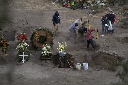 Trabajadores entierran a Gabina Salgado Husca, de 86 años de edad, quien murió por complicaciones relacionadas con el nuevo coronavirus, en el cementerio municipal de Valle de Chalco, en las afueras de la Ciudad de México.