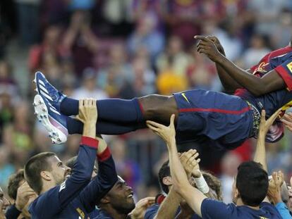 Abidal és mantejat després del seu últim partit amb el Barça.