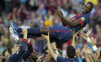 Abidal és mantejat després del seu últim partit amb el Barça.