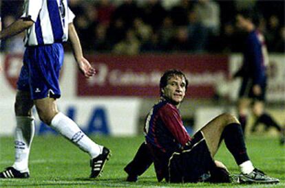 Alfonso, caído, tras la eliminación del Barça en Figueres la pasada temporada. PLANO GENERAL - ESCENA