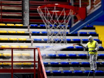 Un operador de los Servicios de Nápoles sanea la instalación deportiva de Palabarbuto.