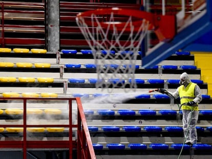 Un operador de los Servicios de Nápoles sanea la instalación deportiva de Palabarbuto.