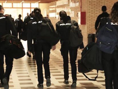 Varios alumnos de la Escuela de la Policía Nacional de Ávila caminan por un pasillo de su sede.