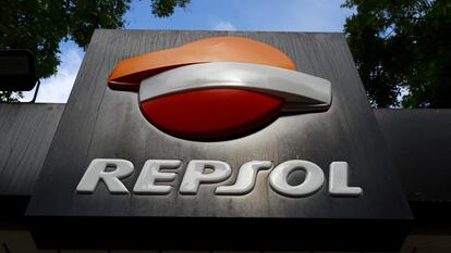 Logo de Repsol de una estación de servicio de Madrid.