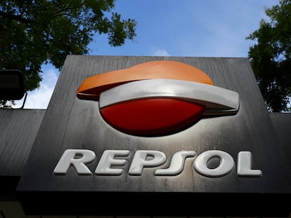 El logotipo de Repsol en una gasolinera de Madrid.