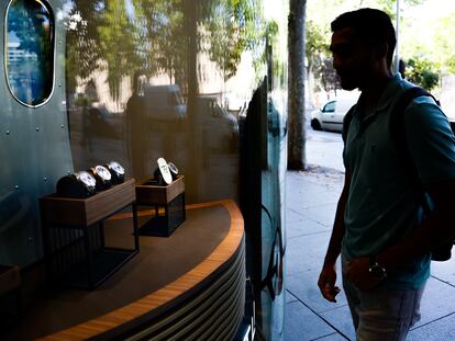 Un hombre mira unos relojes de lujo en una tienda de la calle Serrano de Madrid.