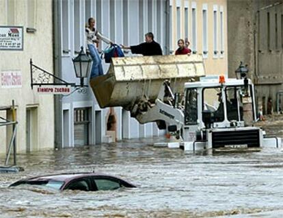 Habitantes de la localidad alemana de Grimma, cerca de Leipzig, son evacuados en una excavadora.