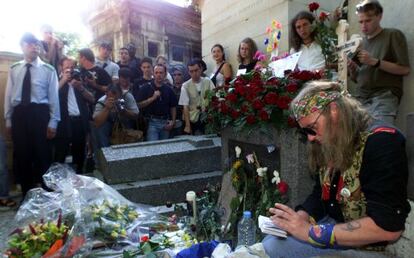 Fans de Jim Morrison junto a la tumba del cantante en Francia.