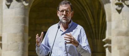 El presidente del Gobierno, Mariano Rajoy, durante su intervenci&oacute;n ante los medios en la visita que ha realizado esta ma&ntilde;ana al Claustro barroco de San Rosendo de Celanova (Ourense). 