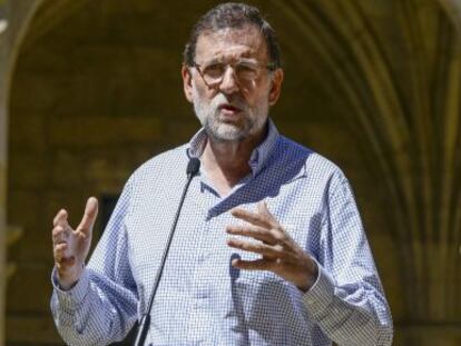 El presidente del Gobierno, Mariano Rajoy, durante su intervenci&oacute;n ante los medios en la visita que ha realizado esta ma&ntilde;ana al Claustro barroco de San Rosendo de Celanova (Ourense). 