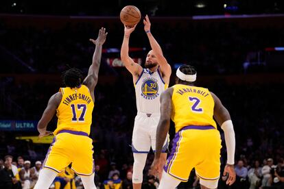 Stephen Curry, en el centro, trata de encestar durante la primera mitad del partido.