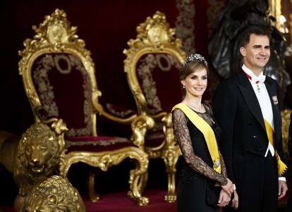 Doña Letizia y don Felipe, en el Salón del Trono del Palacio Real durante la recepción al presidente de México, Enrique Peña Nieto, este junio en Madrid.