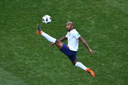 El mediocentro inglés, Fabian Delph, controla un pase durante el partido contra Panamá, el 24 de junio de 2018.