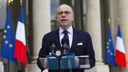 Cazeneuve, ofrece un discurso tras asistir a la reuni&oacute;n de emergencia, en Par&iacute;s.