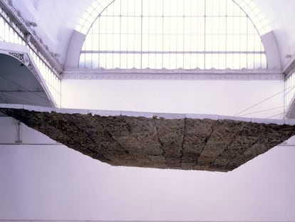 La obra de Cristina Iglesias 'Sin título (Techo Suspendido Inclinado)', de 1997.