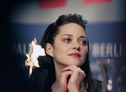 La actriz Marion Cotillard, protagonista de<i> La vie en rose,</i> ayer en Berlín.