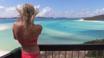 Una turista fotografiando la playa de Whitehaven.