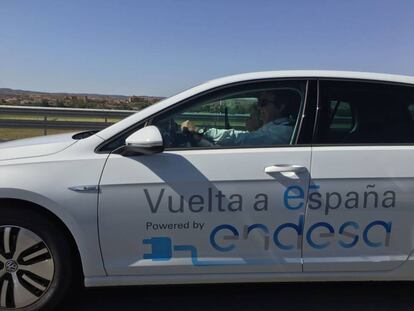 Pedro Martínez, empleado de Endesa, y Esther Gimeno, actriz, viajan en un e-Golf.