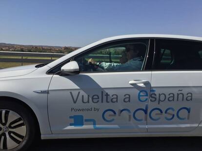 Pedro Martínez, empleado de Endesa, y Esther Gimeno, actriz, viajan en un e-Golf.