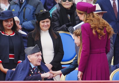 También se ha visto a la princesa Carlota, que cumplió 10 años el pasado 2 de mayo, saludando a algunos de los asistentes.