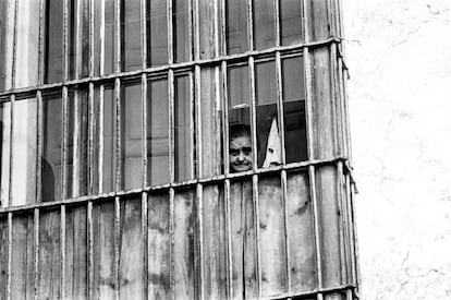 'Mujer tras la reja', fotografía tomada en Sanlúcar de Barrameda, en 1969, perteneciente a la serie 'Historia de una soledad'.
