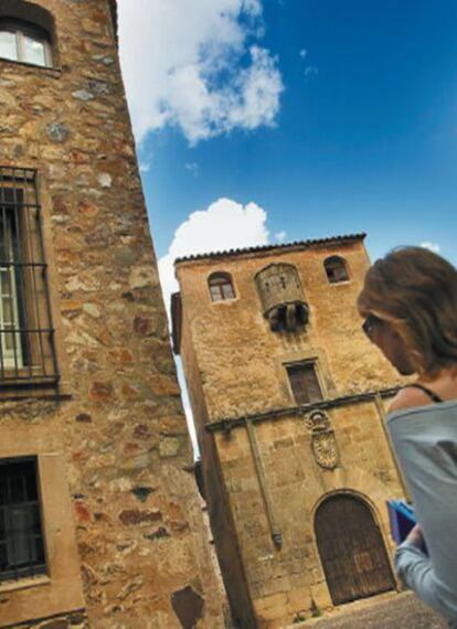 La Casa del Sol o Casa de los Solís (derecha), un palacio de estilo gótico-renacentista en Cáceres