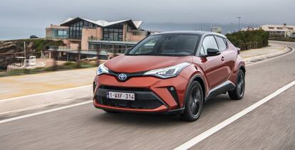 El C-HR es el segundo modelo de Toyota en esta lista. Este SUV híbrido quedó séptimo, muy cerca del Fiat 500, con 15.987 matriculaciones.