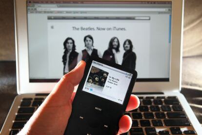Un usuario utiliza su iPod para reproducir una canción de los Beatles tras descargársela de la tienda digital iTunes.