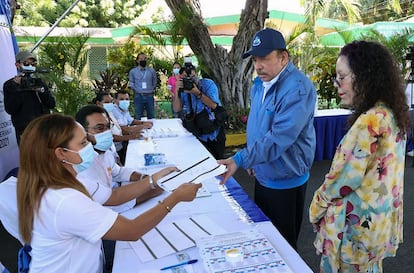 Daniel Ortega e Rosario Murillo em seu local de votação na manhã de domingo.